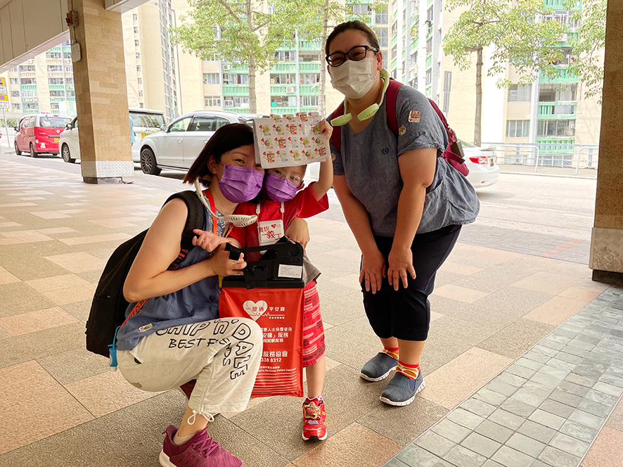 義工扶老攜幼，帶同家庭成員一同參與長者安居協會的全港賣旗日。